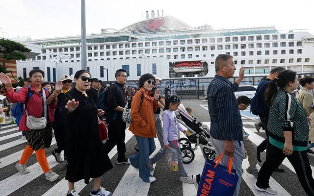 중국인 단체관광객에 인천 연수구 크루즈터미널로 중국인 단체 크루즈관광객들이 입국하고 있다. 윤성호 기자