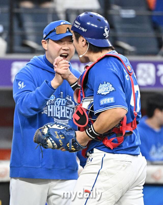 19일 오후 대전광역시 중구 대전한화생명볼파크에서 진행된 '2025 프로야구 KBO리그 포스트시즌' 플레이오프(PO) 2차전 한화이글스와 삼성라이온즈의 경기. 삼성 박진만 감도기 7-3으로 승리한 뒤 강민호와 환호하고 있다./마이데일리
