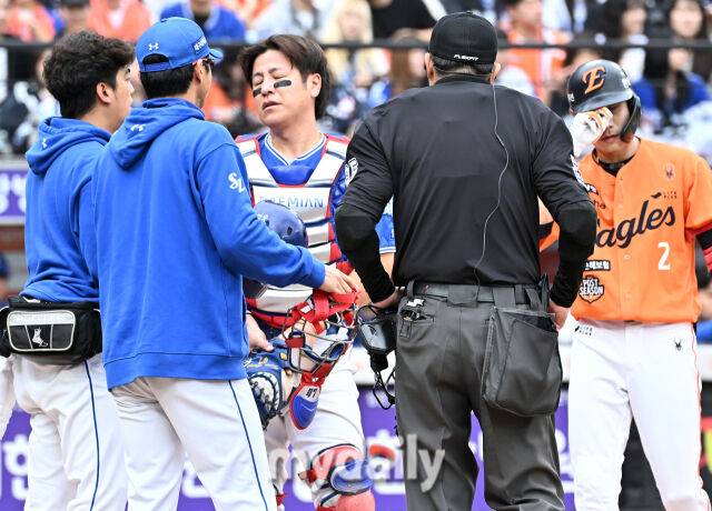 18일 오후 대전광역시 중구 대전 한화생명볼파크에서 진행된 '2025 프로야구 KBO리그 포스트시즌' 플레이오프(PO) 1차전 한화이글스와 삼성라이온즈의 경기. 삼성 강민호가 2회말 무사 2,3루서 심우준의 타구에 맞은 뒤 괴로워 하고 있다./마이데일리