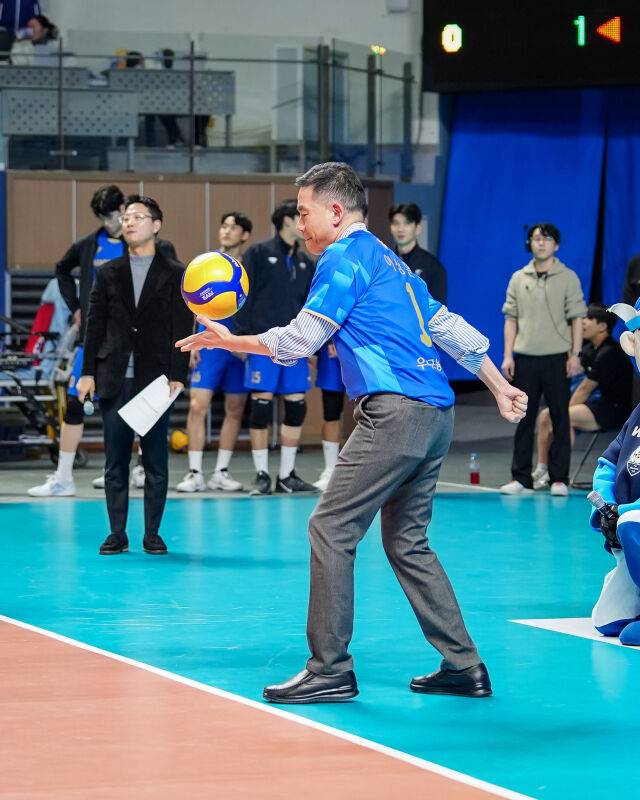 이상훈 원장의 시구./우리카드