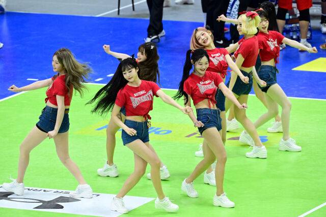 한국전력 치어리더들이 공연을 펼치고 있다. / 한국배구연맹 (KOVO)