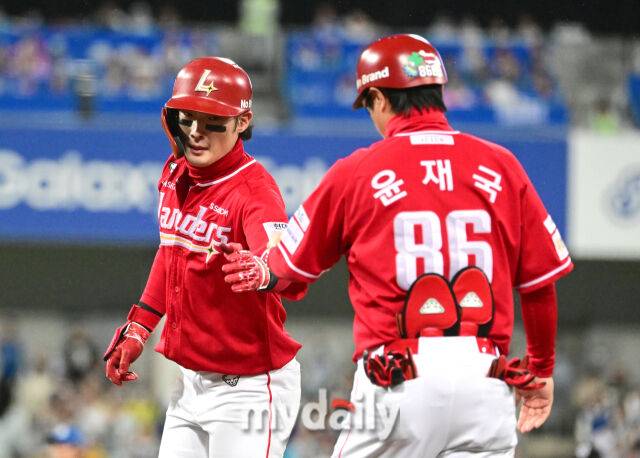 2025년 10월 13일 오후 대구 삼성라이온즈파크에서 열린 '2025 신한 SOL Bank KBO 포스트시즌' SSG 랜더스와 삼성 라이온즈의 준플레이오프 3차전 경기. SSG 최지훈이 4회초 2사 2루서 1타점 적시타를 친 뒤 기뻐하고 있다./마이데일리