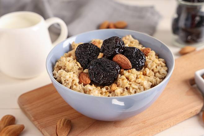 푸룬, 아몬드, 귀리는 식이섬유가 많은 대표 식품이다. [123RF]