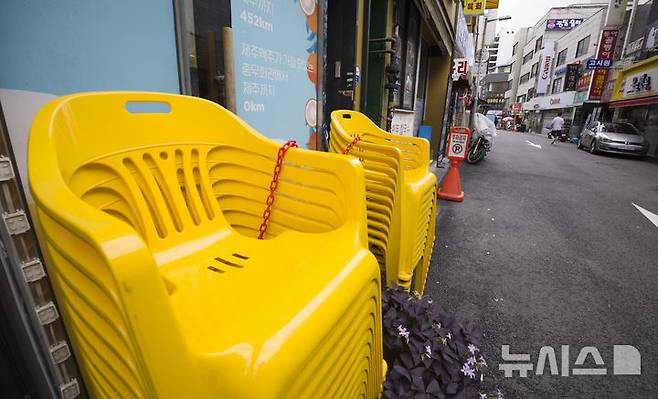 [서울=뉴시스] 김근수 기자 = 12일 서울 시내의 한 음식점 앞에 빈 의자가 놓여 있다. 2025.10.12. ks@newsis.com