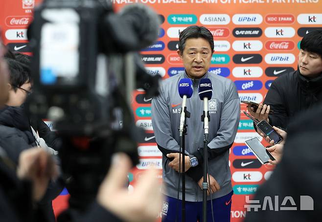 [인천공항=뉴시스] 이영환 기자 = 이민성 한국 23세 이하(U-23) 대표팀 감독이 25일 인천국제공항 제1여객터미널을 통해 귀국해 취재진의 질문에 답하고 있다.이민성 감독이 지휘한 한국 U-23 대표팀은 지난 24일(한국 시간) 사우디아라비아 제다의 킹 압둘라 스포츠시티 홀 스타디움에서 치러진 대회 3·4위전에서 베트남과 전·후반 90분을 2-2로 비긴 뒤 연장전을 거쳐 승부차기에서 6-7로 져 아시안컵을 4위로 마쳤다. 2026.01.25. 20hwan@newsis.com
