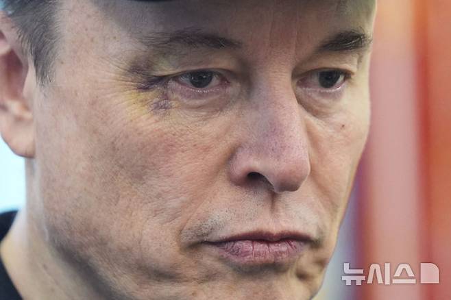 [워싱턴=AP/뉴시스] 지난해 5월30일(현지시각) 백악관 기자회견에 참석한 참석한 일론 머스크가 심각한 표정을 짓고 있다. 머스크가 아동성범죄자 제프리 엡스타인의 카리브해 섬에 가기 위해 엡스타인과 여러차례 이메일을 주고 받은 것으로 나타났다. 2026.1.31.