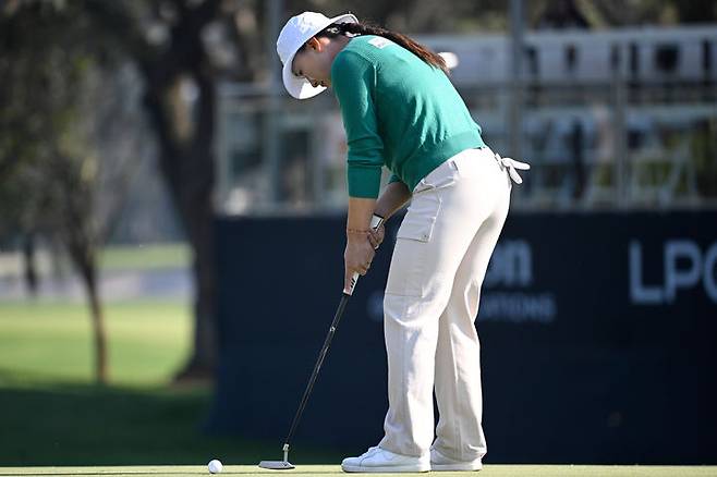 [올랜도=AP/뉴시스] 양희영이 29일(현지 시간) 미 플로리다주 올랜도의 레이크 노나 골프 & 컨트리 클럽에서 열린 미국여자프로골프(LPGA) 2026 시즌 개막전 힐튼 그랜드 베케이션스 토너먼트 오브 챔피언스 첫날 9번 그린에서 퍼트하고 있다. 2026.01.30.