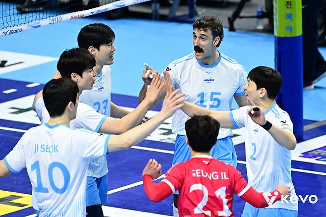 [서울=뉴시스] 남자 프로배구 대한항공 선수들이 31일 인천계양체육관에서 열린 진에어 2025~2026 V-리그 남자부 KB손해보험과의 경기에서 득점을 올린 뒤 기뻐하고 있다. (사진=KOVO 제공) 2026.01.31.