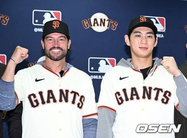 [OSEN=이천, 이대선 기자] 7일 오후 경기 이천 LG 챔피언스파크에서 샌프란시스코 자이언츠 미디어데이가 열렸다.샌프란시스코 구단은 이정후와 비텔로 감독, 윌리 아다메스가 참여하는 방한 프로그램을 진행 중이다. 이번 샌프란시스코의 한국 방문에는 래리 베어 CEO, 버스터 포지 사장, 잭 미나시안 단장 등 구단 주요 인사들이 함께한다.샌프란시스코 토니 비텔로 감독, 이정후가 기념촬영을 하고 있다. 2026.01.07 /sunday@osen.co.kr