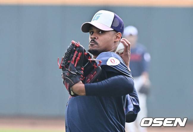 [OSEN=타이난(대만) , 이석우 기자] 프로야구 롯데 자이언츠가 31일(한국시간) 대만 타이난 아시아-태평양 국제야구센터에 스프링캠프를 차리고 구슬땀을 흘렸다.김태형 감독 등&nbsp;코치진과 투수&nbsp;20명,&nbsp;포수&nbsp;5명,&nbsp;내야수&nbsp;9명,&nbsp;외야수&nbsp;7명 등 총&nbsp;41명의 선수단이 1월 20일까지 1차 캠프에서 체력 강화와 기술 훈련을 치른 뒤 21일부터 3월 5일까지 일본 미야자키로 옮겨 2차 캠프에서 구춘리그에 참가해 실전 감각을 점검한다.롯데 새 외국인 선수 로드리게스가 투구 훈련을 하고 있다. 2026.01.31 / foto0307@osen.co.kr