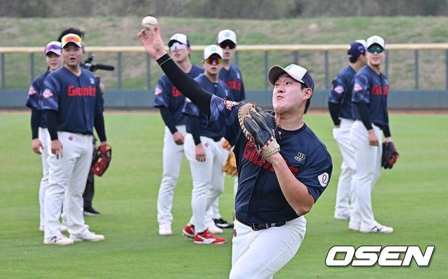 [OSEN=타이난(대만) , 이석우 기자] 프로야구 롯데 자이언츠가 31일(한국시간) 대만 타이난 아시아-태평양 국제야구센터에 스프링캠프를 차리고 구슬땀을 흘렸다.김태형 감독 등&nbsp;코치진과 투수&nbsp;20명,&nbsp;포수&nbsp;5명,&nbsp;내야수&nbsp;9명,&nbsp;외야수&nbsp;7명 등 총&nbsp;41명의 선수단이 1월 20일까지 1차 캠프에서 체력 강화와 기술 훈련을 치른 뒤 21일부터 3월 5일까지 일본 미야자키로 옮겨 2차 캠프에서 구춘리그에 참가해 실전 감각을 점검한다.롯데 나승엽이 훈련을 하고 있다. 2026.01.31 / foto0307@osen.co.kr