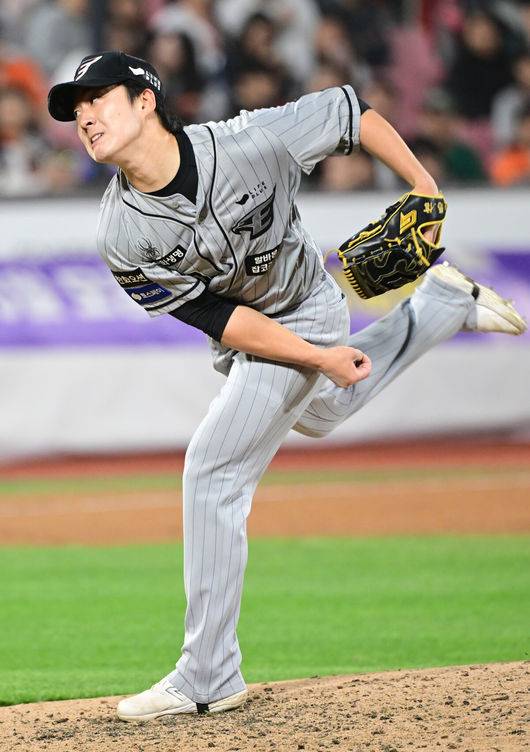 [OSEN=수원, 김성락 기자] 25일 오후 경기도 수원 KT위즈파크에서 ‘2024 신한 SOL Bank KBO리그’ KT 위즈와 한화 이글스의 경기가 열렸다.이날 홈팀 KT는 선발투수로 원상현, 원정팀 한화는 페냐를 내세웠다. 전날 한화 류현진은 개인 통산 100승을 노렸지만 KT의 맹공과 벤자민의 호투로 7-1로 패배하며 기록 달성을 놓쳤다. 5회말 한화 장지수가 마운드에 올라 힘차게 공을 뿌리고 있다. 2024.04.25 / ksl0919@osen.co.kr