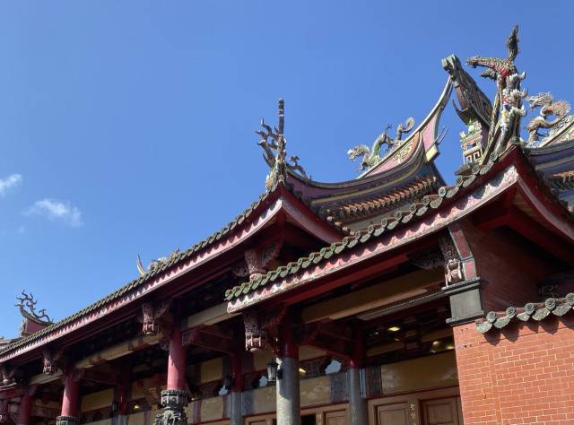 ▲ 타이베이 시내에 가장 대표적인 도교 사원 '싱티엔궁(行天宮)'은 삼국지의 명장 관우(관성제군)를 주신으로 모신다. 하루에도 수만 명이 찾는 명소다. ⓒ필자