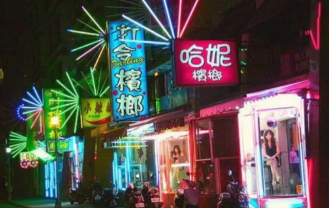 ▲ 대만 길가에 늘어선 삥랑 가게들. 사회적으로 논란이 되면서 지금은 이 정도 노골적인 마초 마케팅은 하지 않는다. ⓒ 나무위키