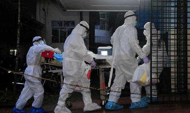 2024년 인도 남부 케랄라주의 코지코드 의과대학 니파 바이러스 격리병동 중환자실(ICU)로 의료진이 니파 감염이 의심되는 환자를 이송하고 있다. 로이터연합뉴스