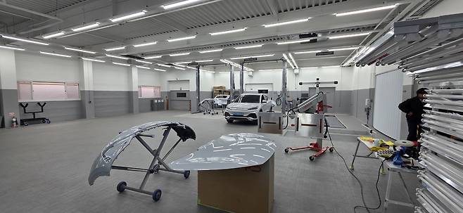 전기차 전용 특수 정비까지 가능한 하이테크 워크베이와 판금·도장 시설.