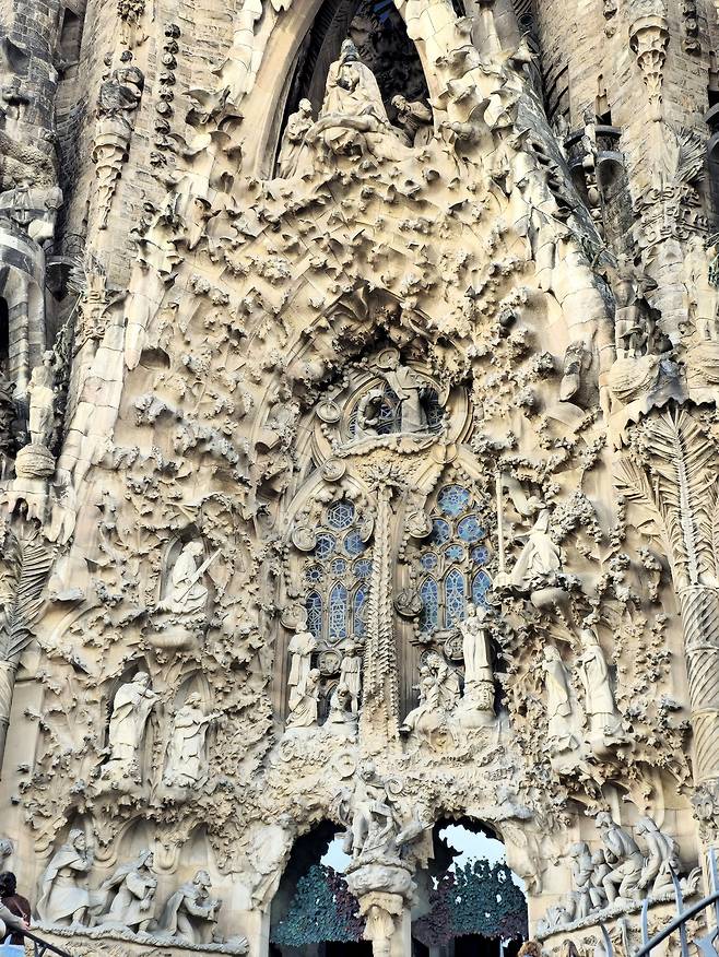 탄생의 파사드 자애의 문 조각.