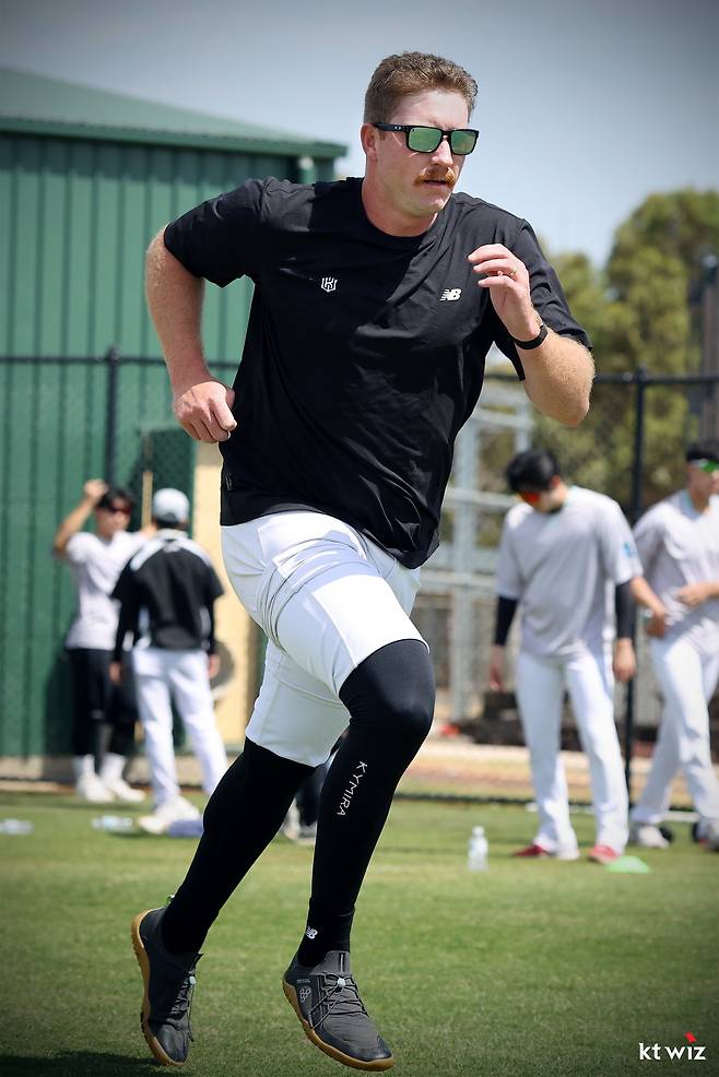 KT 외국인 투수 맷 사우어가 30일 호주 질롱 베이스볼 센터에서 열린 스프링캠프 도중 러닝 훈련을 소화하고 있다. 사진제공｜KT 위즈