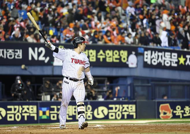 LG 박동원이 2025 KBO 한국시리즈 2차전 3회말 2점 홈런을 친 후 타구를 보고 있다. 연합뉴스