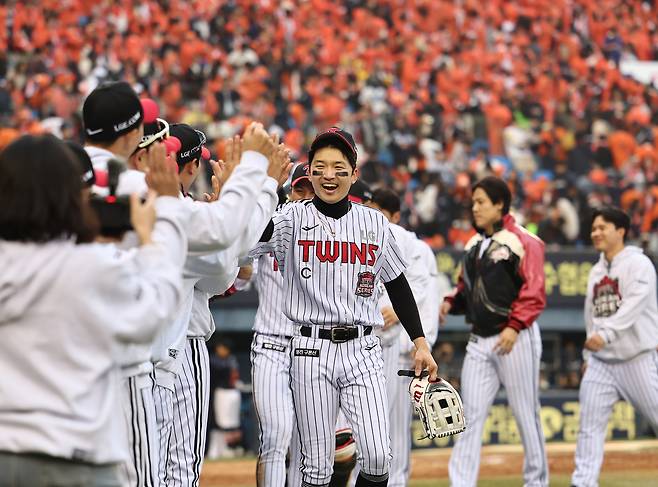 LG 박해민이 2025 KBO 한국시리즈 1차전에서 승리한 후 기뻐하고 있다. 연합뉴스