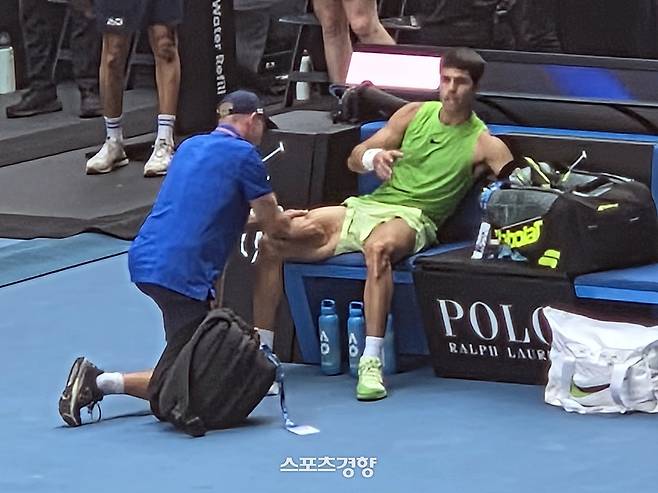 허벅지 경련으로 메디컬 타임을 요청해 치료받고 있는 알카라스. 멜버른|박준용