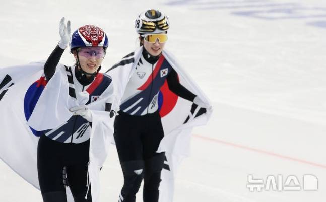 지난해 2월 중국 하얼빈 헤이룽장 빙상훈련센터에서 열린 2025 하얼빈 동계 아시안게임 쇼트트랙 여자 1000m 결승 경기에서 금메달을 차지한 최민정과 은메달을 차지한 김길리가 태극기를 들고 기뻐하고 있다. /사진=뉴시스