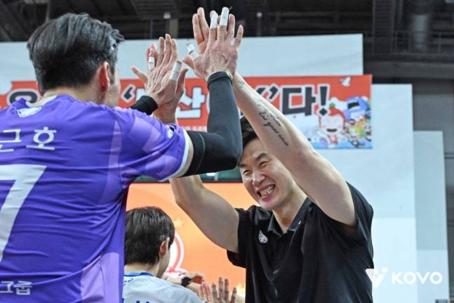 우리카드 박철우 감독대행(오른쪽). /사진=한국배구연맹 제공