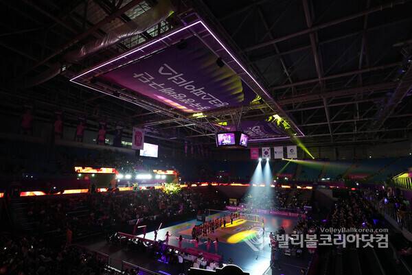 흥국생명, 2월 홈경기서 '백스테이지 도슨트 투어' 운영...선수단 락커룸·인터뷰실 공개하며 팬 체험형 콘텐츠 확대...사진은 흥국생명 미디어 파사드 운영 모습.[사진촬영=김경수 기자]