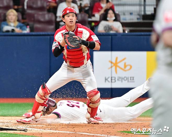 SSG 랜더스가 2026시즌 연봉 계약을 마쳤다. 지난해 주전 포수로 자리 잡은 조형우가 가장 높은 인상률(212.5%)을, 필승조 이로운이 최고 인상액(1억 2600만원)을 기록했다. 더불어 SSG 구단은 '2026시즌 종료 후 FA 자격을 얻는 최지훈과 다년계약을 지속적으로 논의해 나갈 예정'이라고 밝혔다. 엑스포츠뉴스 DB