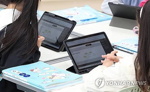 AI 교과서 살펴보는 초등생들 [연합뉴스 자료사진]