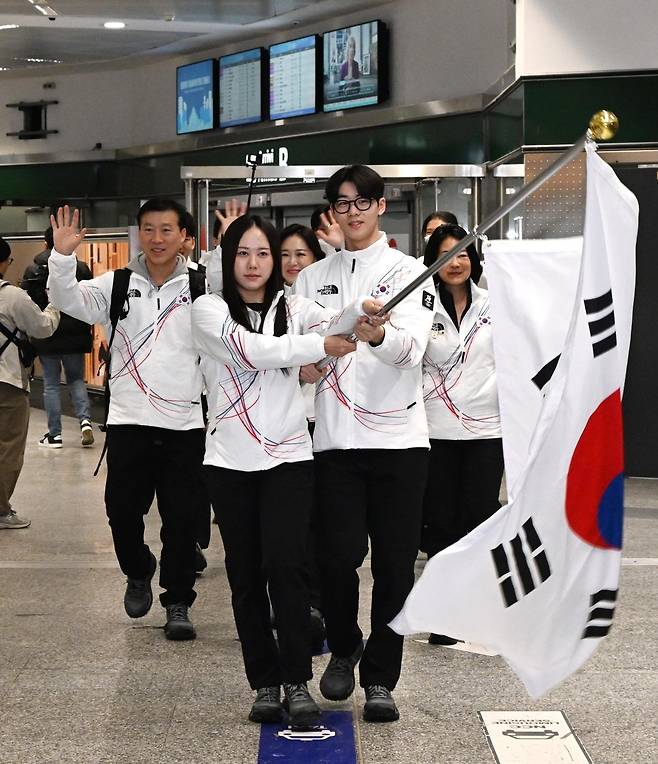 태극기 들고나오는 박지우와 이준서 스피드스케이팅 박지우(왼쪽)와 쇼트트랙 이준서가 31일(한국시간) 이탈리아 밀라노 말펜사 국제공항에서 태극기를 들고 2026 밀라노·코르티나담페초 동계 올림픽에 출전하는 한국 선수단을 이끌고 있다. [대한체육회 제공. 재배포 및 DB 금지]