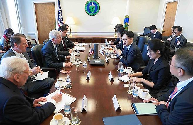미국 에너지부 장관 만난 김정관 장관 (서울=연합뉴스) 김정관 산업통상부 장관(오른쪽 가운데)이 29일(현지시간) 미국 워싱턴 D.C. 에너지부 회의실에서 크리스 라이트 미 에너지부 장관(왼쪽 가운데)과 면담을 갖고 에너지·자원 협력 등을 논의하고 있다. 2026.1.31 [산업통상부 제공. 재판매 및 DB 금지] photo@yna.co.kr
