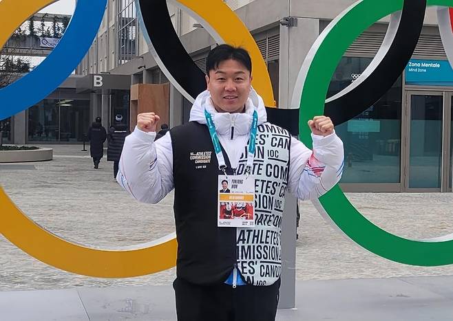 선거 운동 시작한 원윤종 원윤종 국제올림픽위원회(IOC) 선수위원 후보가 31일(한국시간) 이탈리아 밀라노 올림픽 선수촌에서 선거운동을 하면서 포즈를 취하고 있다. [대한체육회 제공. 재배포 및 DB 금지]