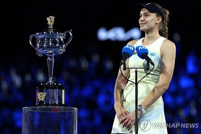 우승 소감 밝히는 리바키나 [AFP=연합뉴스]