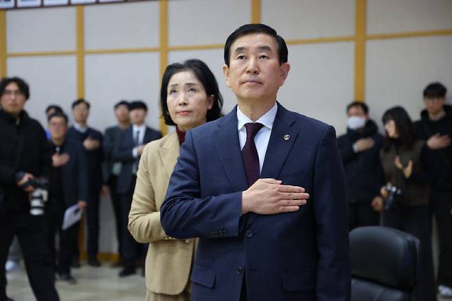 조길형 충주시장이 1월 30일 충주시청에서 열린 퇴임식에서 국기에 대한 경례를 하고 있다.(충주시 제공)