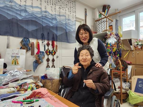 23일 창원 한자락매듭전수관에서 경상남도 무형유산 매듭장 배순화(아래) 보유자가 황지현 전수교육생과 함께 사진을 찍고 있다. /류민기 기자