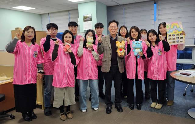 양산 방문의 해를 총괄하는 관광과 직원들이 신기영 과장과 함께 ‘화이팅’을 외치고 있다. 김태권 기자