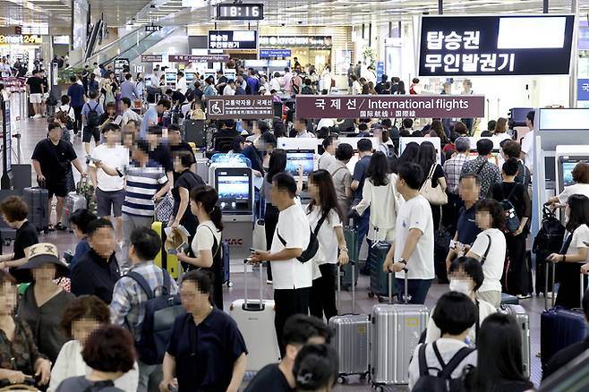 ▲ 여름철을 맞아 시민들로 붐비는 대구공항 모습. 경북일보DB