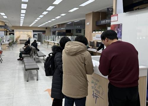 지난달 30일 낮 12시30분쯤 대구 동구청 내 민원실. 방문객들이 민원 업무를 보고 있다. 구경모기자