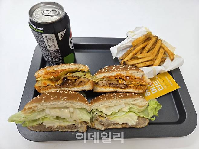 맘스터치 ‘대박·불대박 직화불고기버거’ 세트 구성. 싸이버거 세트보다 가격은 높지만, 체감 만족도는 호불호가 뚜렷할 것으로 보인다. (사진=한전진 기자)
