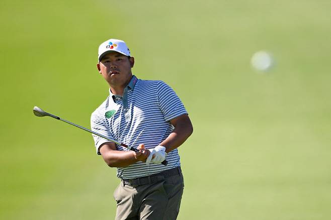 김시우가 1일(한국시간) 열린 PGA 투어 파머스 인슈어런스 오픈 3라운드 6번홀에서 어프로치샷으로 홀을 공략하고 있다. (사진=AFPBBNews)