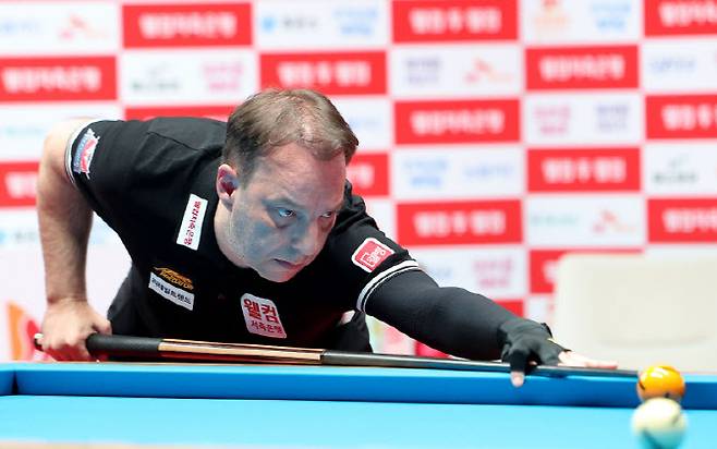 '3쿠션 전설' 산체스, 3연속 우승 순항...김재근·김종원 8강행