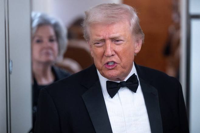 도널드 트럼프 미국 대통령이 31일(현지시간) 플로리다로 향하는 전용기에서 기자들의 질문에 답하고 있다. (사진=AFP)