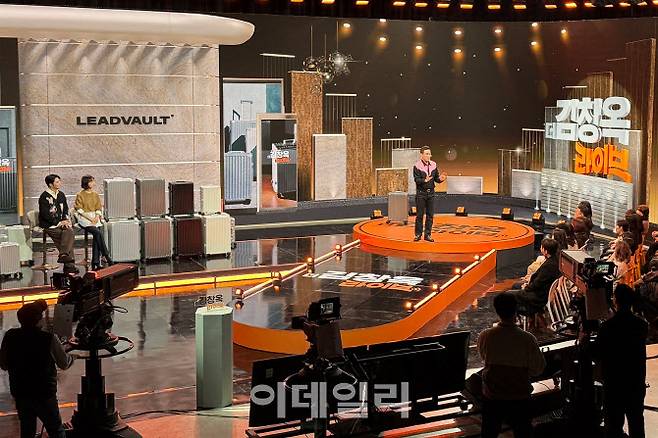 CJ온스타일 대표 셀러인 이민웅, 박혜연이 ‘더 김창옥 라이브’를 진행하고 있다. (사진=CJ온스타일)