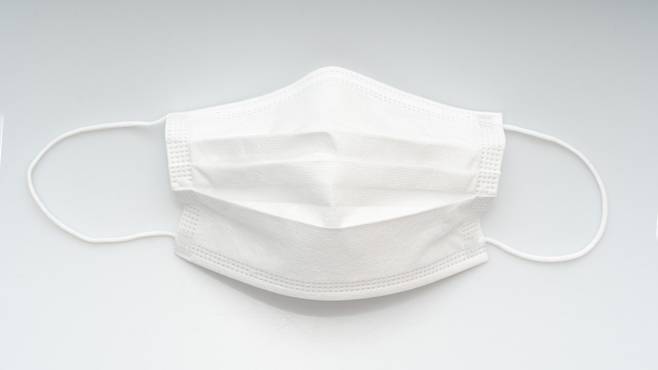 우리 일상에서 점차 사라지고 있는 마스크, 이 틈을 각종 호흡기 감염병이 위협하고 있다｜출처: 클립아트코리아