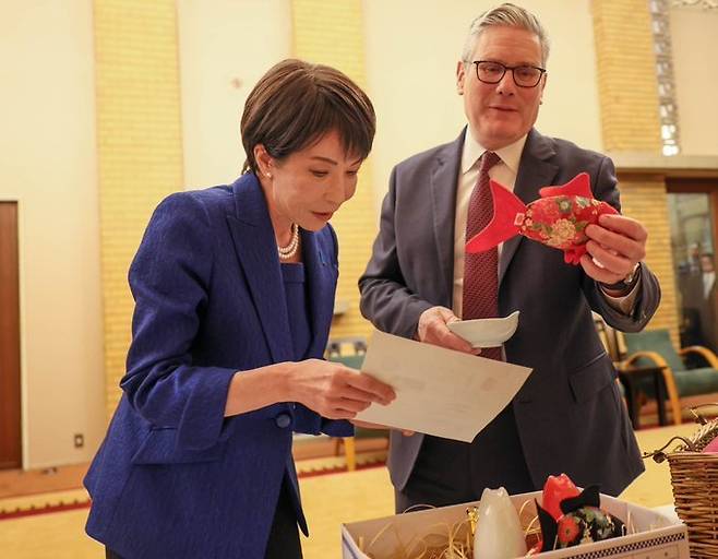 다카이치 사나에 일본 총리가 방일한 키어 스타머 영국 총리에게 고양이 용품을 선물했다. 다카이치 엑스 캡처. 2026.01.31