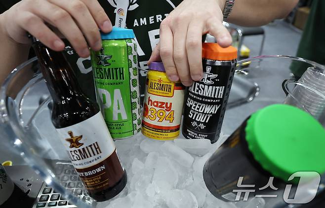 지난해 4월 서울 강남구 코엑스에서 열린 대한민국 맥주박람회 및 드링크서울에서 한 관계자가 수제맥주를 정리하고 있다. 2025.4.10/뉴스1 ⓒ News1 김진환 기자