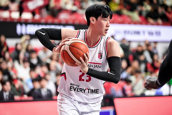 프로농구 정관장 전성현이 1일 현대모비스와 경기에서 공을 잡고 있다.(KBL 제공)