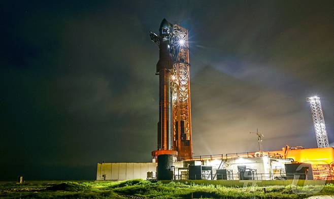 24일(현지시간) 일론 머스크의 우주기업 스페이스X가 화성 탐사를 목표로 개발 중인 대형 우주선 스타십 우주선이 예정된 열 번째 시험 발사를 앞두고 있다.2025. 08.24. ⓒ 로이터=뉴스1 ⓒ News1 양은하 기자