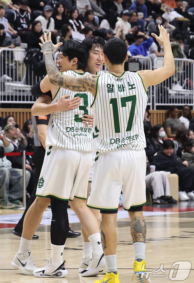 1일 오후 경기 수원KT소닉붐아레나에서 열린 2025-2026 LG전자 프로농구 수원 KT와 원주 DB의 경기에서 96대 89로 승리한 DB선수들이 기쁨을 나누고 있다. 2026.2.1/뉴스1 ⓒ News1 이광호 기자